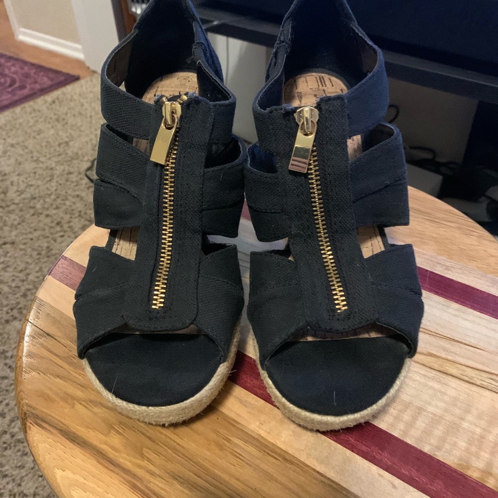 Black zip wedges
